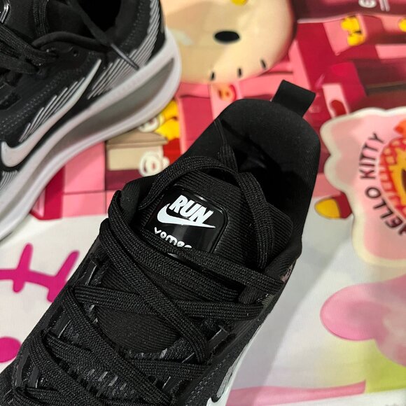 Nike Black And White Cushioned Running Shoes - Picture 3 of 7